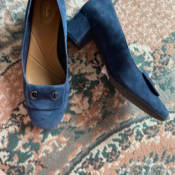 Clarks BLU Suede Artisan Pumps, 9.5 Winter Sale - Picture 9 of 10